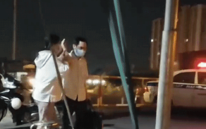 Video: CSGT giup ba bau dau de dung vat vo ven duong