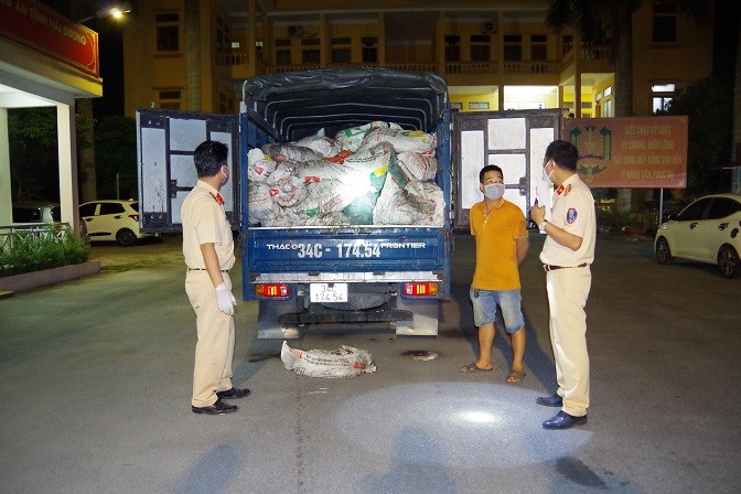 Hai Duong: Xe tai cho hon 4 tan chan ga khong ro nguon goc xuat xu