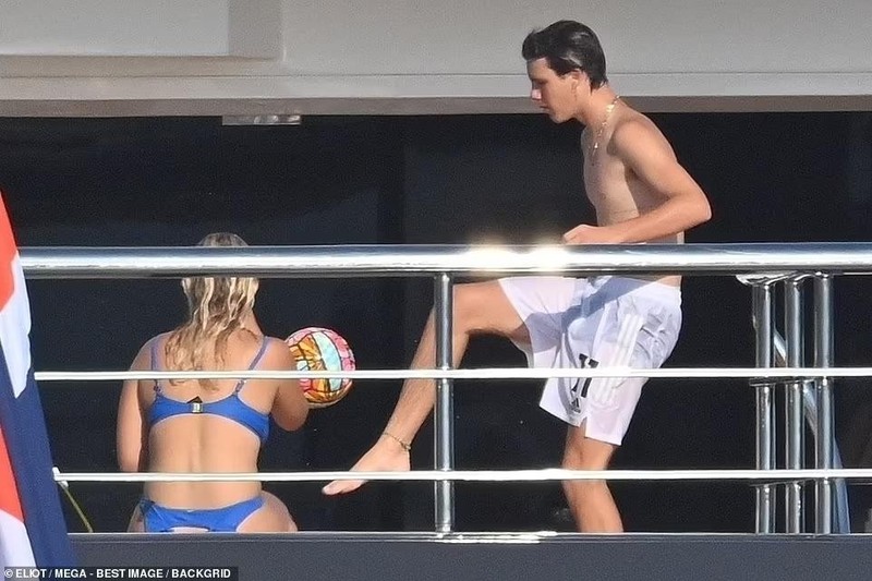 Gigi Hadid di choi cung gia dinh Beckham, khoe dang sieu mau nuot na voi bikini be xiu-Hinh-10