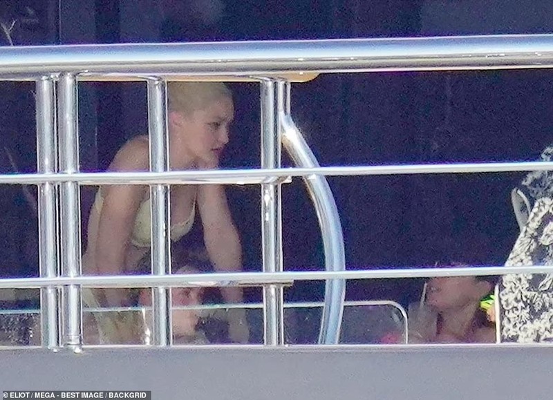 Gigi Hadid di choi cung gia dinh Beckham, khoe dang sieu mau nuot na voi bikini be xiu-Hinh-3