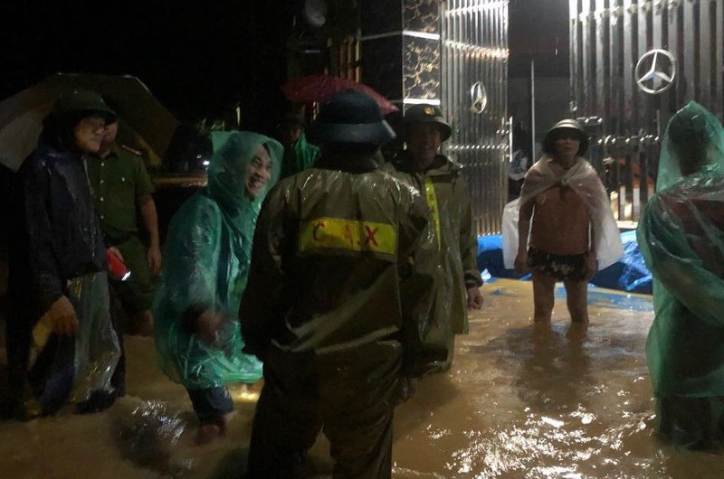 Ha Noi: Ngap lut nghiem trong do mua lu... di doi 204 ho dan