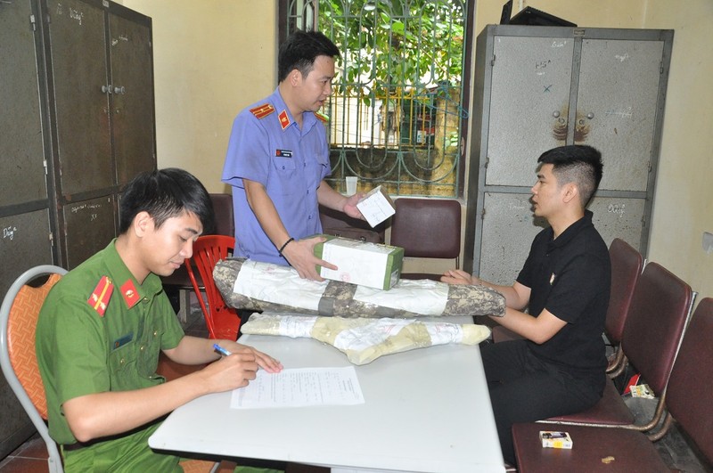 Hai Duong: Bat giam doi tuong tang tru 2 khau sung truong