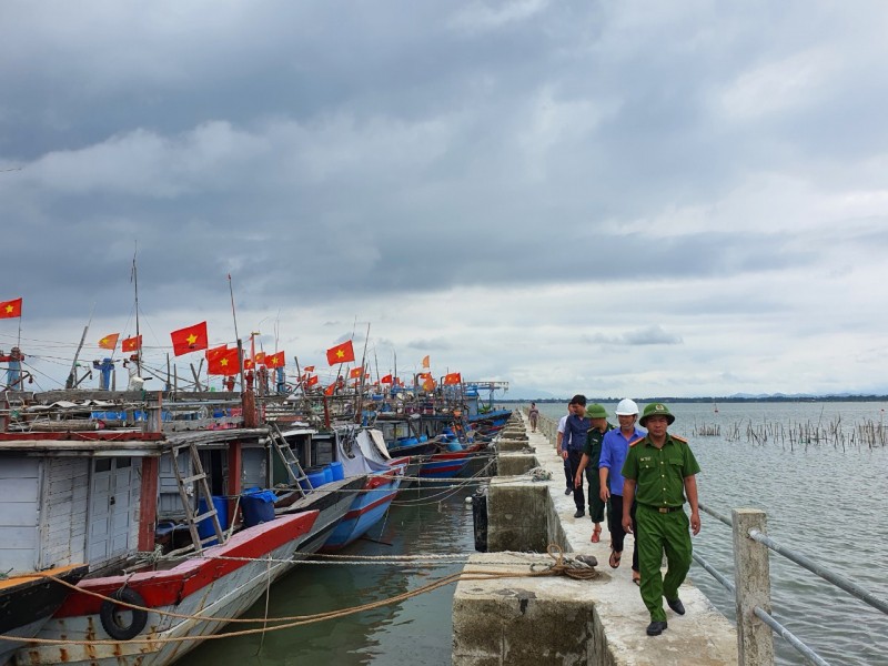 Sieu bao Noru ap sat Da Nang-Quang Ngai: Thu tuong chi dao khan-Hinh-6