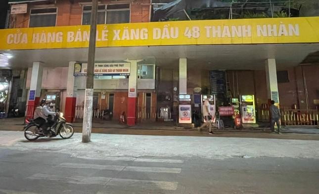 Cay xang dong cua, nguoi Ha Noi phai mua 30.000 dong/lit o via he-Hinh-3