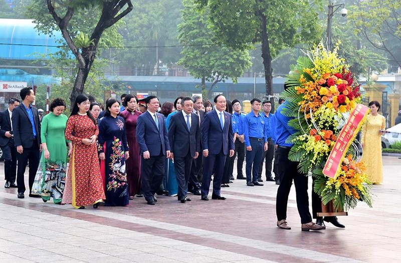 Bi thu Thanh uy Ha Noi Dinh Tien Dung dang hoa tai Tuong dai V.I.Lenin-Hinh-3