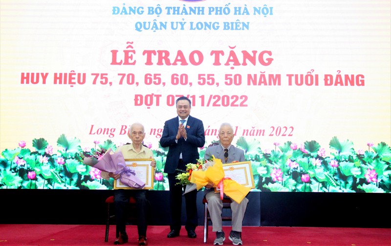 Chu tich UBND TP Ha Noi Tran Sy Thanh trao Huy hieu Dang cac dang vien lao thanh