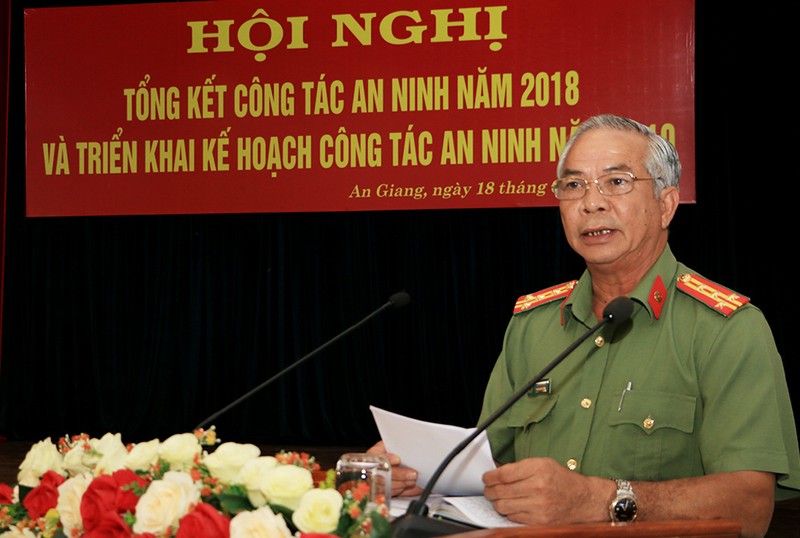 Chan dung 2 giam doc Cong an tinh vua bi ky luat-Hinh-9