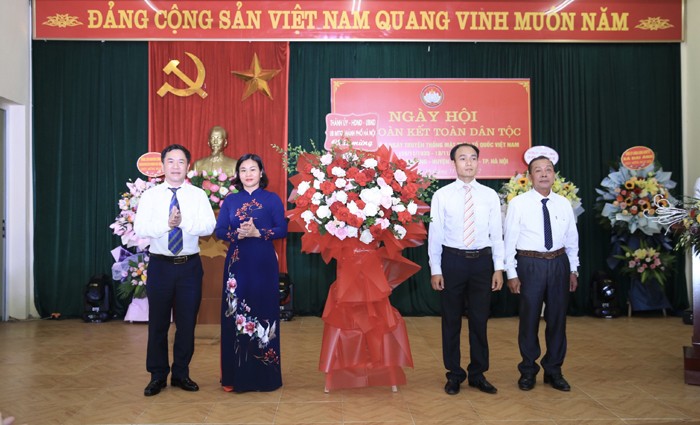 Pho Bi thu Thuong truc Thanh uy Ha Noi du ngay hoi Dai doan ket huyen Thanh Tri-Hinh-2