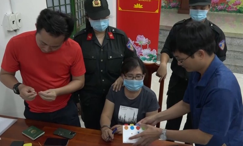 Cận cảnh bắt giữ bà trùm ma túy khét tiếng Oanh “Hà” - Hình 12 Can canh bat giu ba trum ma tuy khet tieng Oanh “Ha”-Hinh-12