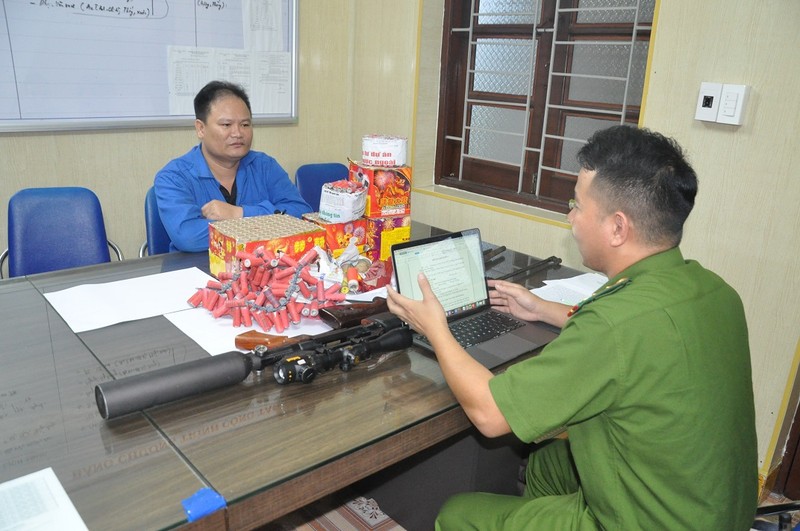 Hai Duong: Bat doi tuong tang tru hon 11kg phao cung 4 khau sung