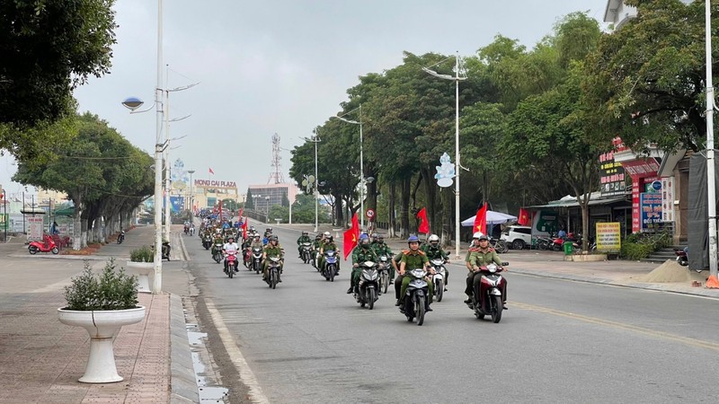 Dai ta Dinh Van Noi duoc tang Huan chuong Chien cong hang Nhi-Hinh-5