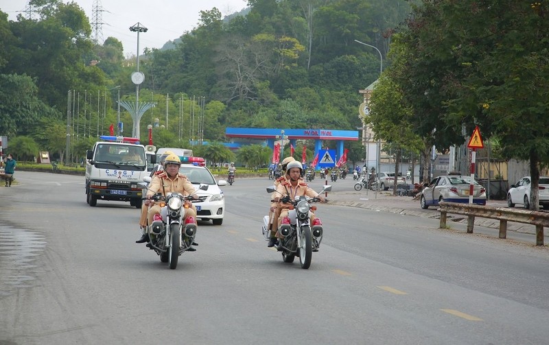 Dai ta Dinh Van Noi duoc tang Huan chuong Chien cong hang Nhi-Hinh-6