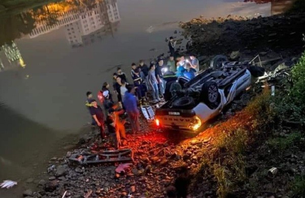 Nguyen nhan vu xe Ford Ranger roi xuong song Ka Long, 2 nguoi tu vong