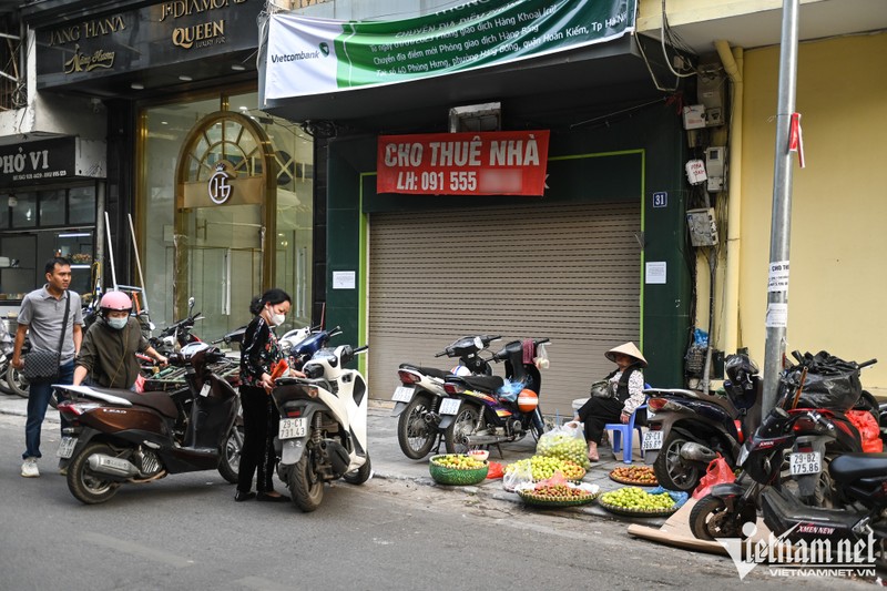 Hang loat cua hang o tuyen pho vang Ha Noi rao vat tim khach thue-Hinh-6