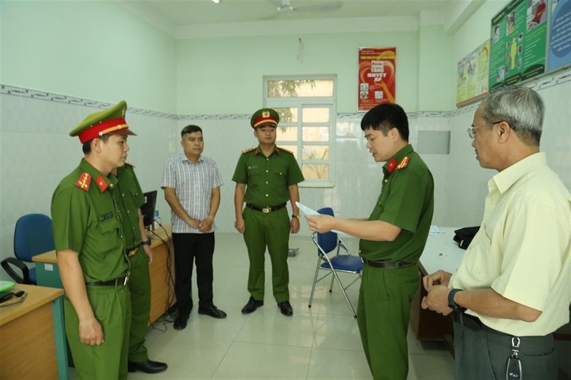 Hai can bo CDC Ninh Thuan bi bat lien quan Viet A