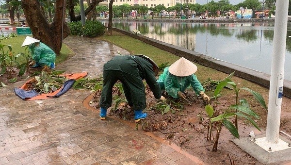 Hai Duong: Nguoi di bo dam nat hoa, tham co…cong nhan doi mua don dep-Hinh-5