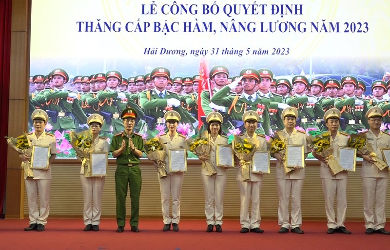 GD Cong an tinh Hai Duong cung hon 1000 can bo duoc thang cap bac ham-Hinh-4