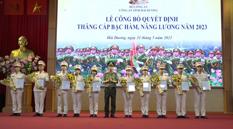 GD Cong an tinh Hai Duong cung hon 1000 can bo duoc thang cap bac ham-Hinh-5