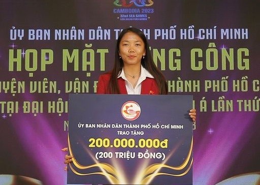 Huynh Nhu nhan phan thuong 200 trieu truoc them World Cup