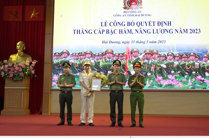 Chan dung Giam doc, Pho Giam doc Cong an tinh duoc thang cap bac ham-Hinh-2