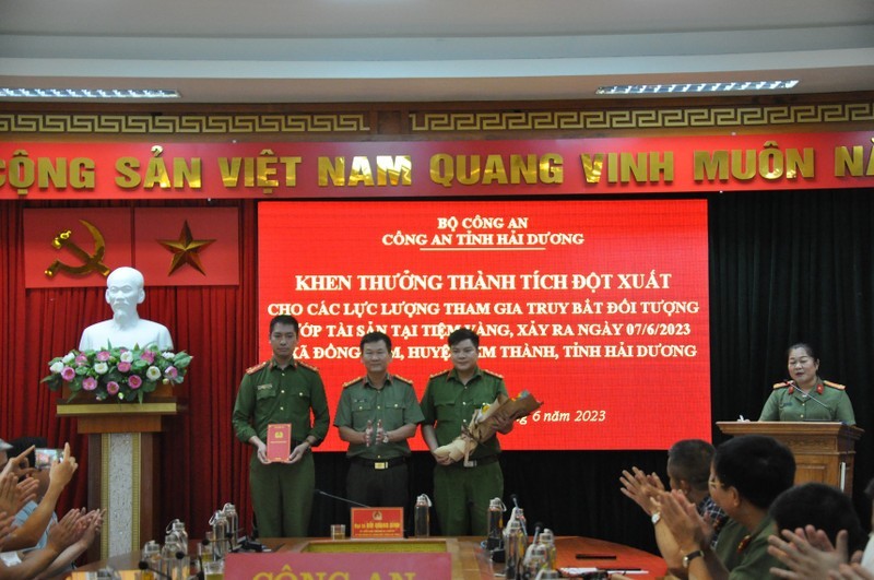 Lanh dao Bo Cong an khen Cong an Hai Duong pha vu cuop tiem vang-Hinh-2