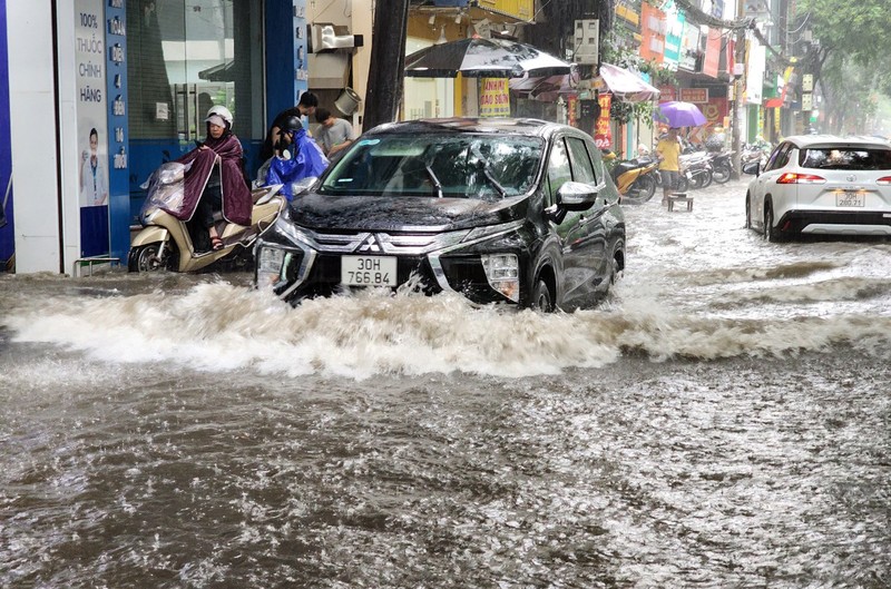 Ha Noi het nong lai ngap: Hang chuc nghin ty “thoat nuoc” o dau?