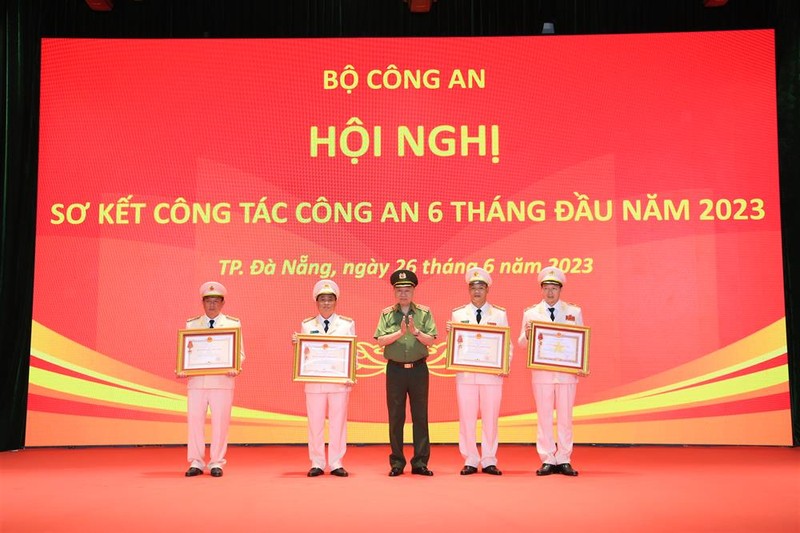 Thieu tuong Vu Hong Van nhan huan chuong Quan cong hang nhi-Hinh-2