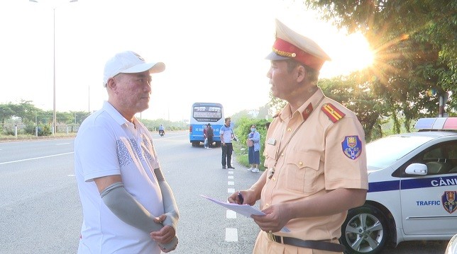 Hai Duong: Lai xe khach khong co giay phep lai xe, cho qua 16 nguoi