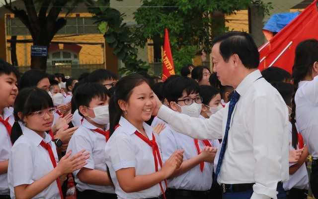 Phat ngon an tuong cua cac lanh dao trong ngay khai giang-Hinh-12