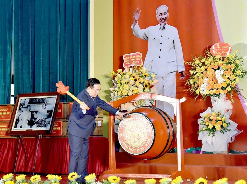 Phat ngon an tuong cua cac lanh dao trong ngay khai giang-Hinh-7