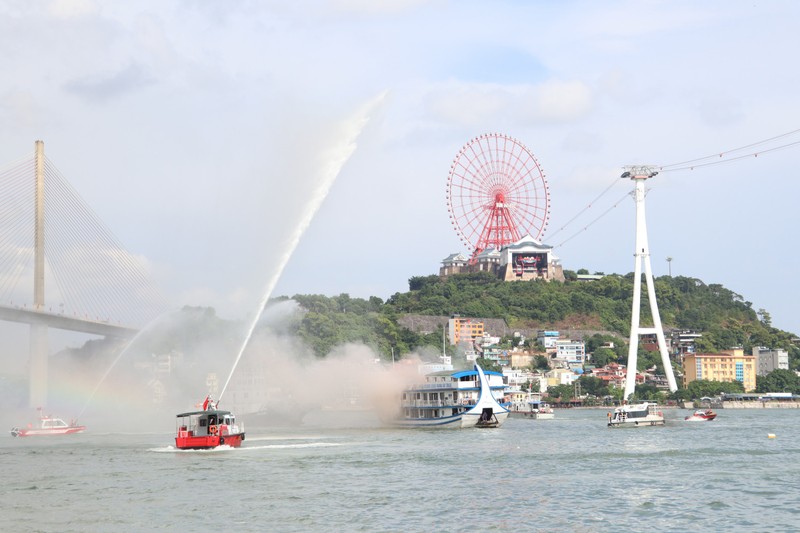 Quang Ninh: Dieu truc thang, robot…dien tap chua chay, cuu nan quy mo lon-Hinh-9