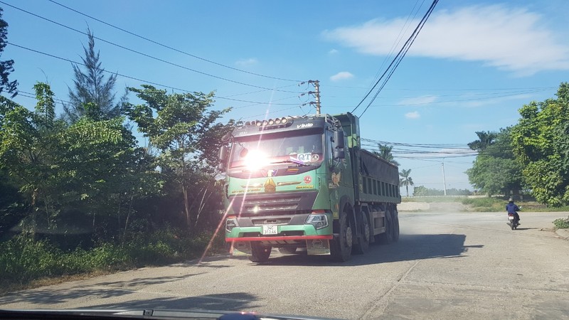 Hai Duong: Ben bai het phep, tau trong tai lon van tap nap vao boc do hang-Hinh-3