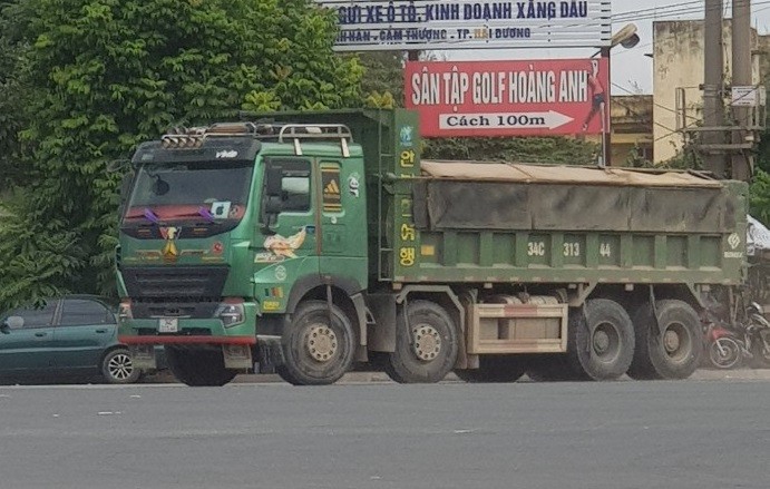 Hai Duong: Ben bai het phep, tau trong tai lon van tap nap vao boc do hang-Hinh-6