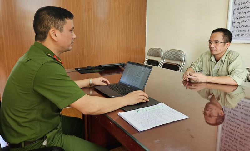 Bat 2 doi tuong phat tan so luong lon tin nhan danh bac, mai dam