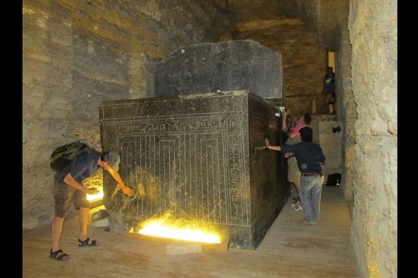 Bi an cac hop da granite khong lo cua den Saqqara Serapeum