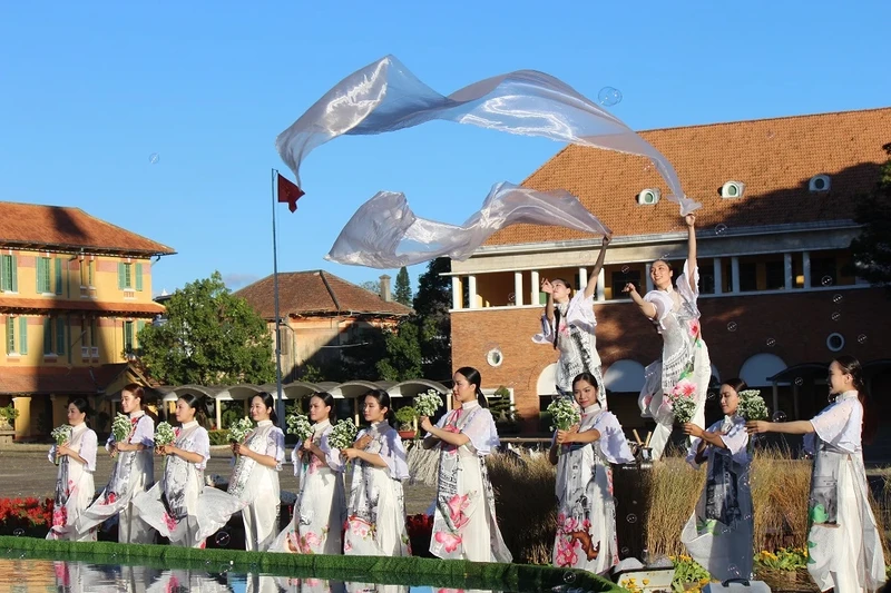 200 mau ao dai va thoi trang hien dai ton vinh canh dep Da Lat-Hinh-18