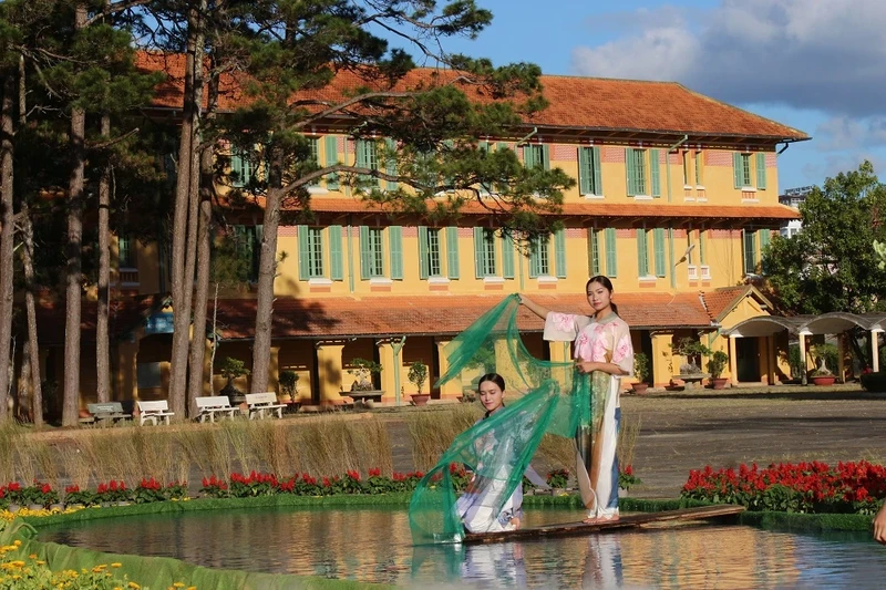 200 mau ao dai va thoi trang hien dai ton vinh canh dep Da Lat-Hinh-6