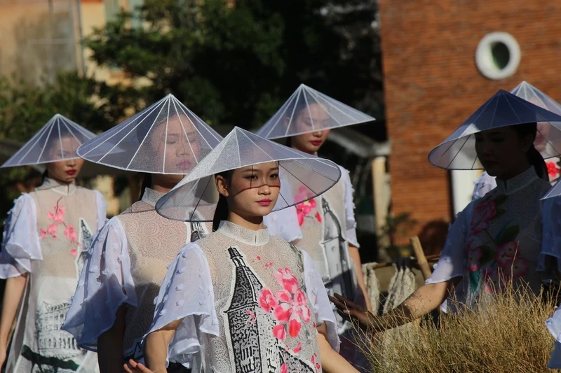 200 mau ao dai va thoi trang hien dai ton vinh canh dep Da Lat-Hinh-7