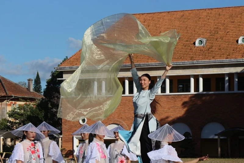 200 mau ao dai va thoi trang hien dai ton vinh canh dep Da Lat-Hinh-8