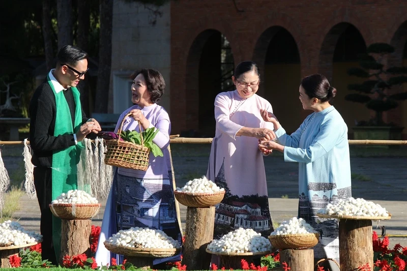 200 mau ao dai va thoi trang hien dai ton vinh canh dep Da Lat-Hinh-9