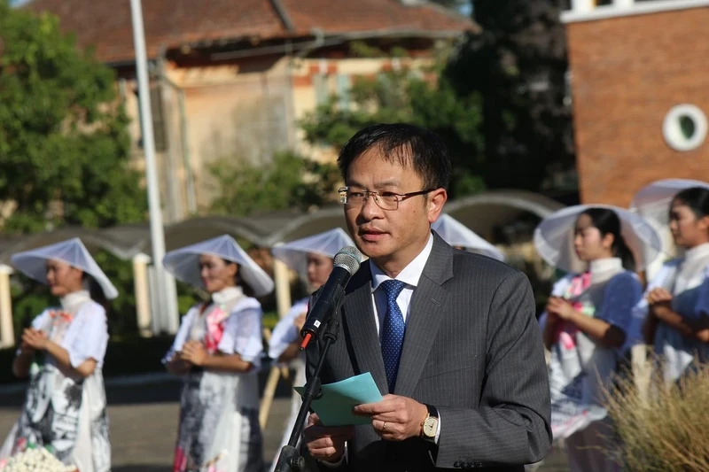 200 mau ao dai va thoi trang hien dai ton vinh canh dep Da Lat