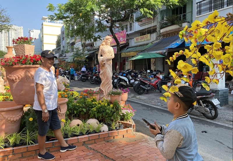 Cho hoa “tren ben duoi thuyen” o TP HCM tap nap nhung ngay giap Tet-Hinh-5