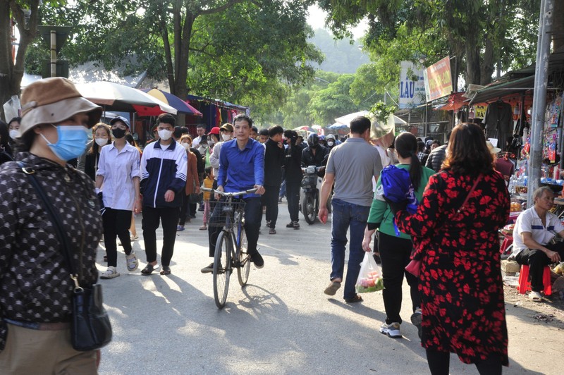 Hang nghin nguoi ve cho Vieng mua may, ban rui dau nam-Hinh-3