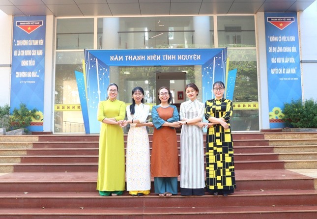 Cac nu can bo doan Dak Nong duyen dang voi ao dai-Hinh-9