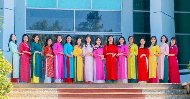 Cac nu can bo doan Dak Nong duyen dang voi ao dai