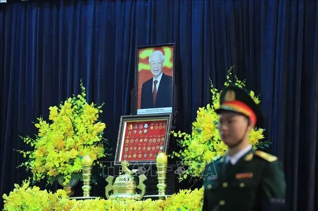 [CAP NHAT] Dong nguoi noi dai qua cac pho vao vieng Tong Bi thu Nguyen Phu Trong-Hinh-84