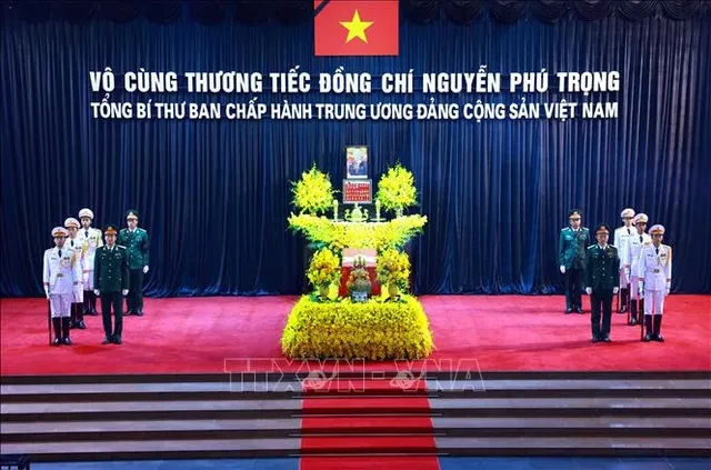 [CAP NHAT] Dong nguoi noi dai qua cac pho vao vieng Tong Bi thu Nguyen Phu Trong-Hinh-85