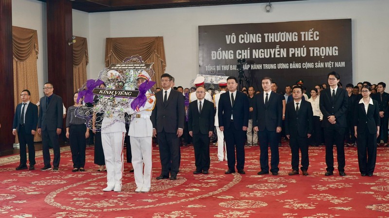 [CAP NHAT] Dong nguoi noi dai qua cac pho vao vieng Tong Bi thu Nguyen Phu Trong-Hinh-12