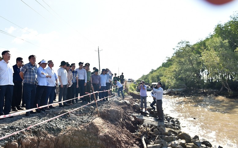 Pho Thu tuong Tran Luu Quang kiem tra sat lo de bien tai Bac Lieu, Ca Mau-Hinh-2