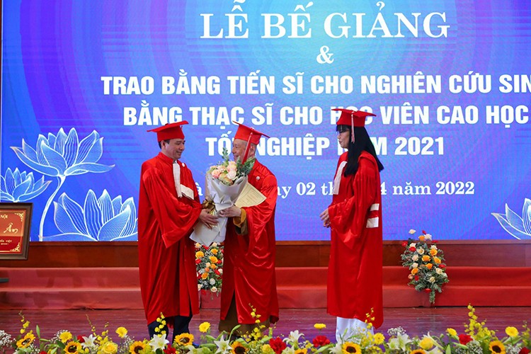 Ong Vuong Tan Viet khong du thi cap 3: Co thu hoi bang dai hoc, tien si?